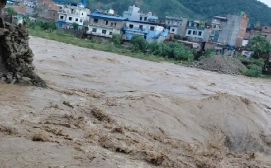 तिनाउ उर्लिँदा दुई घर बगे, तीन घरमा क्षति