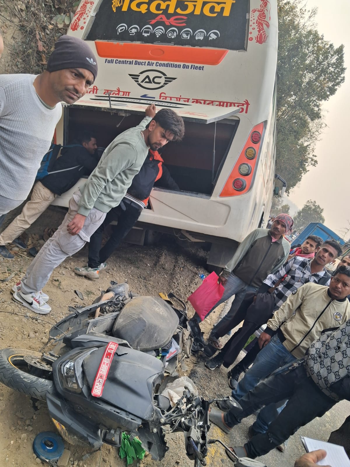 स्कुटीलाई ठक्कर दिदा बस दुर्घटना, चालक घाईते
