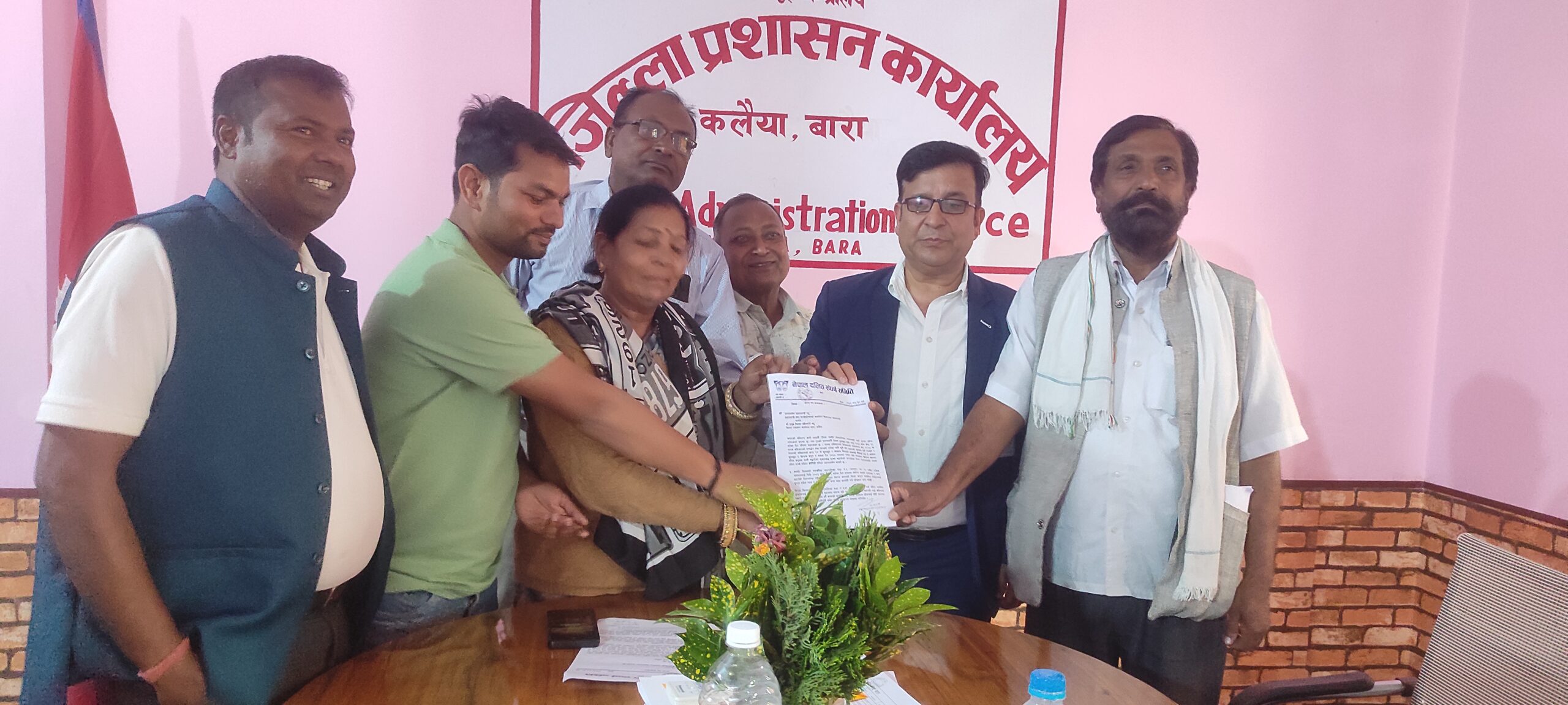 दलितमाथि जातिय विभेदमा बाबा बजरंगीलाई पक्राउ गर्न ज्ञापन ,महायज्ञको नाममा डोमको घर भत्काएकोमा सिडियो तानियो, मेयर सहित वडाअध्यक्ष पक्राउ